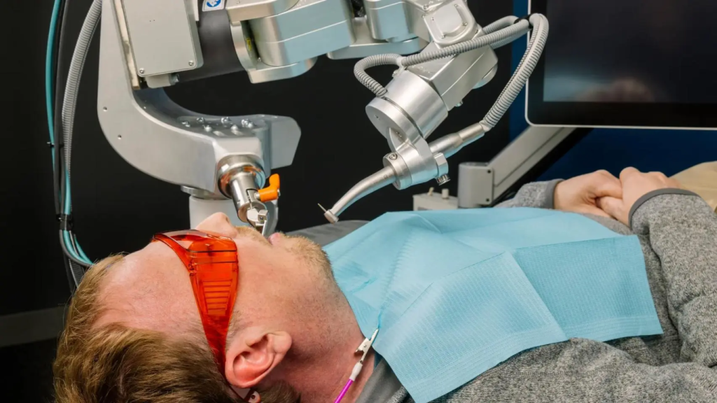 Robot amenaza la profesión de los dentistas: nuevo dispositivo pone en riesgo su trabajo; descubre sus capacidades