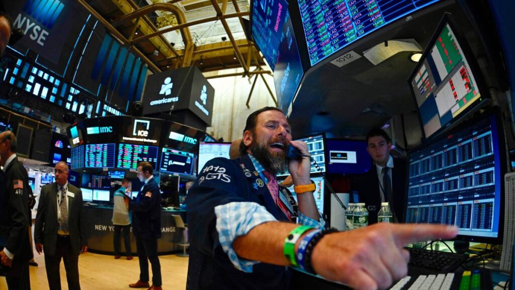 Wall Street se debate sobre si habrá una reunión de emergencia de la Fed por las caídas