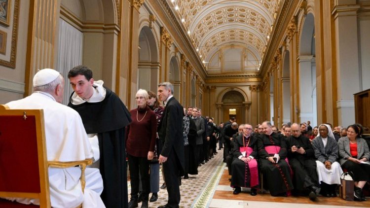 Papa Francisco: “Hay cosas que sólo entienden las mujeres y la teología necesita su aportación”