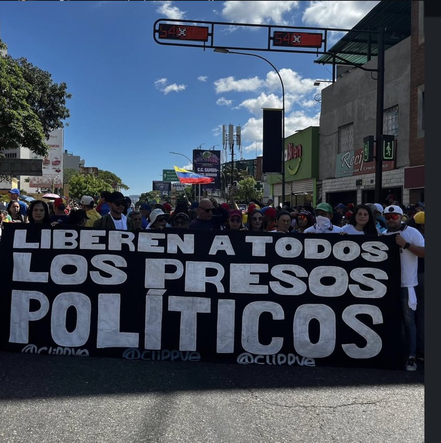 Familiares de presos políticos denuncian que no dejan pasar alimentos al Helicoide