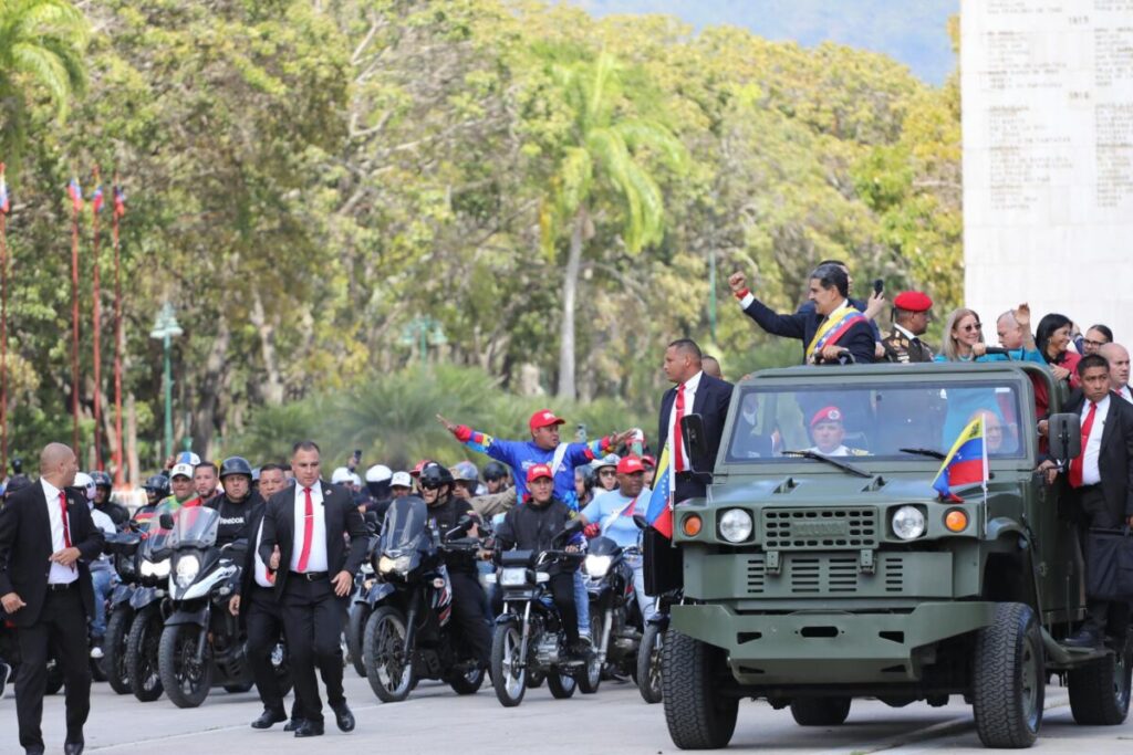La Fuerza Armada de Venezuela reafirma su lealtad a Nicolás Maduro en un acto militar La Fuerza Armada de Venezuela reafirma su lealtad a Nicolás Maduro en un acto militar
