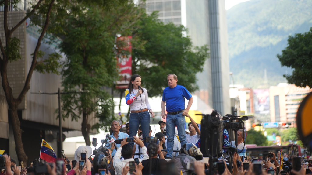 María Corina Machado confirma que fue detenida este jueves y que un venezolano resultó herido de bala cuando la aprehendieron