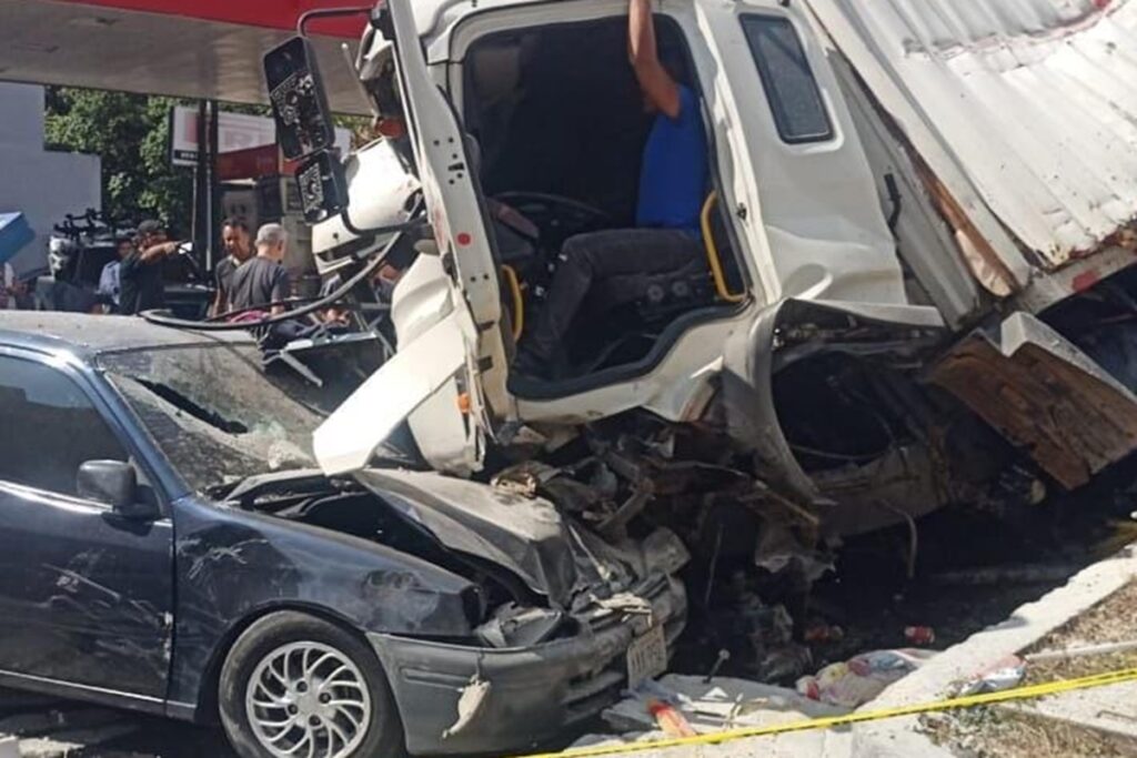 Maripérez: colisión múltiple dejó tres muertos y varios heridos Maripérez: colisión múltiple dejó tres muertos y varios heridos