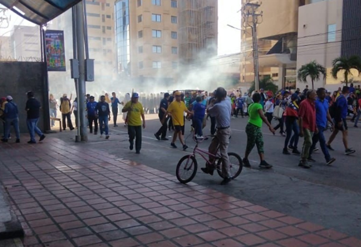 Reportan represión con lacrimógenas de la GNB en algunos puntos de Valencia y Maracaibo