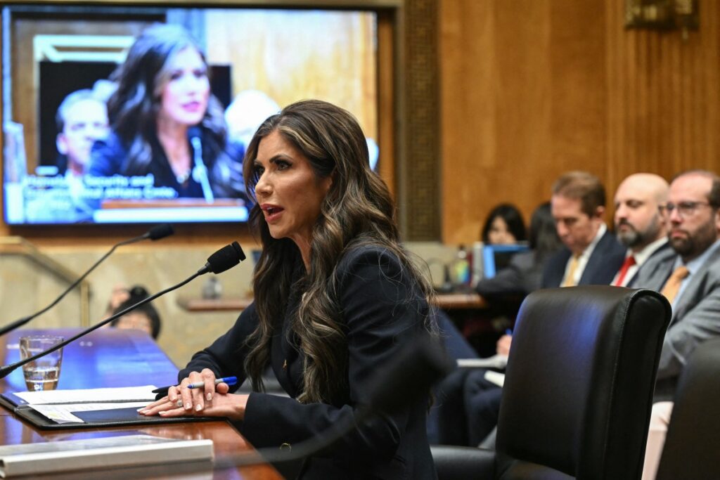 Secretaria de Seguridad Interior de Trump tilda de «alarmante» la extensión de TPS a venezolanos