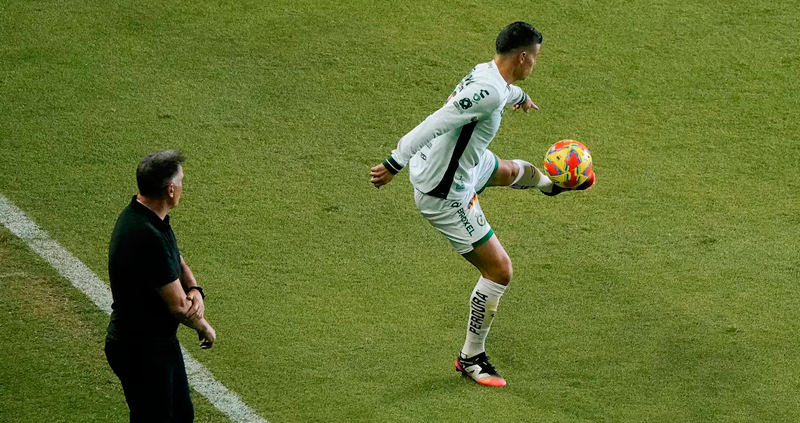 El futbolista James Rodríguez continúa provocando una locura en México