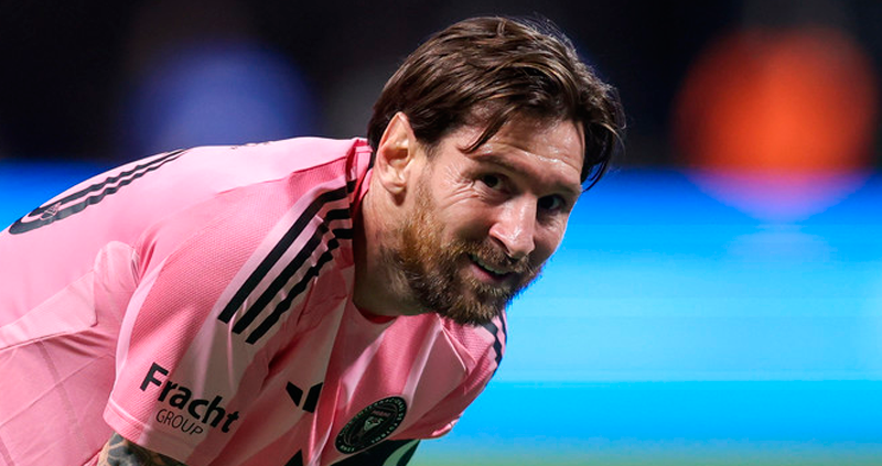 Messi es del equipo nacional argentino y quema la red