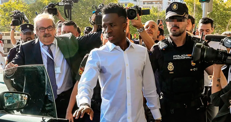 Condenó a los ultras que colgaron la muñeca Vinicius, a pesar de que evitarán la prisión