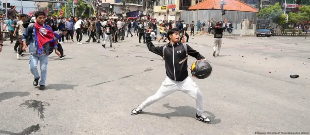 Histórico: Manifestantes derriban la bandera comunista en Nepal tras días de intensas protestas
