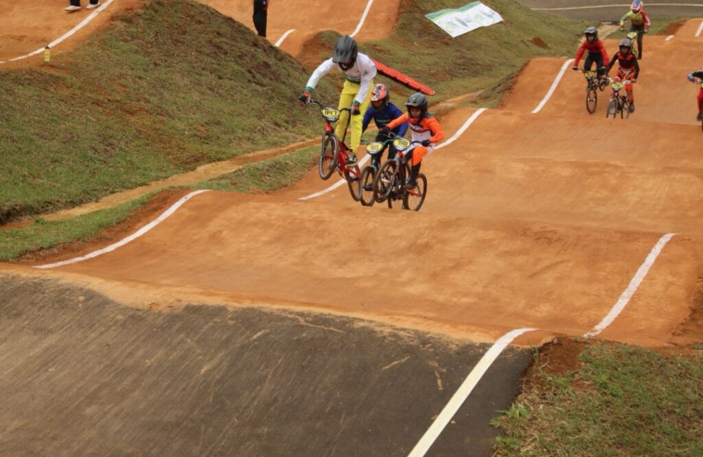 Instalan nuevas luminarias en la pista BMX del INDER Girardota para mejorar las condiciones del escenario deportivo.